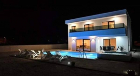 House with heated pool, jacuzzi Prolozac